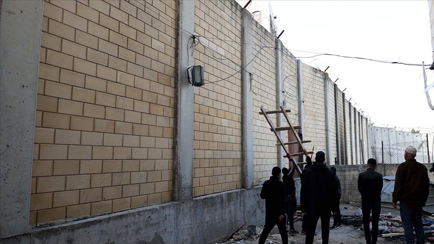 فلسطينيون يتسلقون جدار الفصل الإسرائيلي للوصول للأقصى