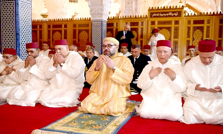 الملك محمد السادس يؤدي صلاة الجمعة بالمسجد المحمدي بالدار البيضاء
