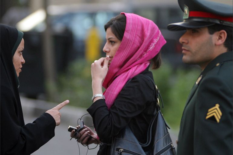 تركيب كاميرات في الأماكن العامة بإيران لرصد من لا يلتزمن بالحجاب
