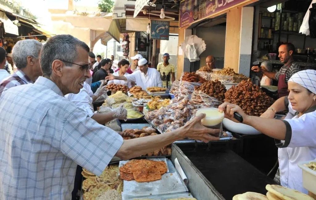 أطباق مختلفة عن باقي البلدان.. أجواء رمضان الساحرة تأسر أجانب مقيمين بالمغرب