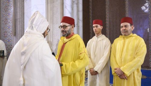 الملك يُحيي ليلة القدر ويسلم جوائز “أهل القرآن”