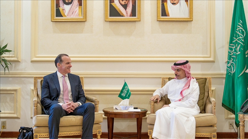 إنزال دبلوماسي أمريكي في السعودية لاستعادة النفوذ في الخليج