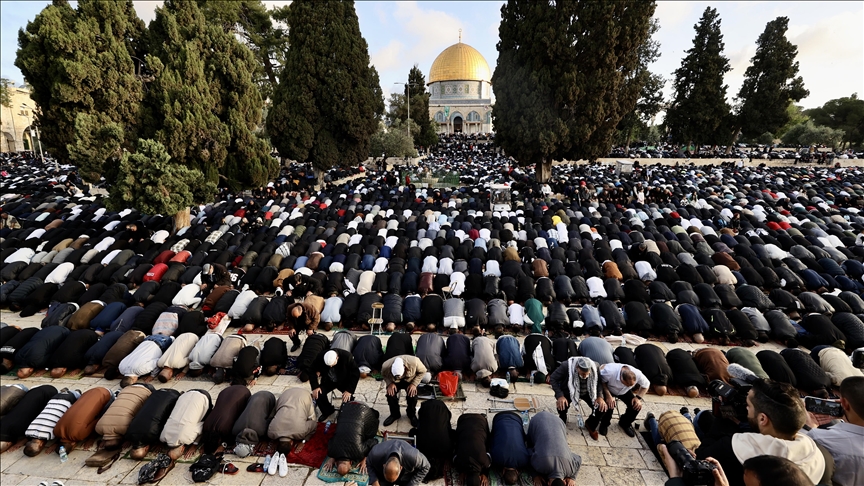120 ألف شخص يؤدون صلاة عيد الفطر بالمسجد الأقصى