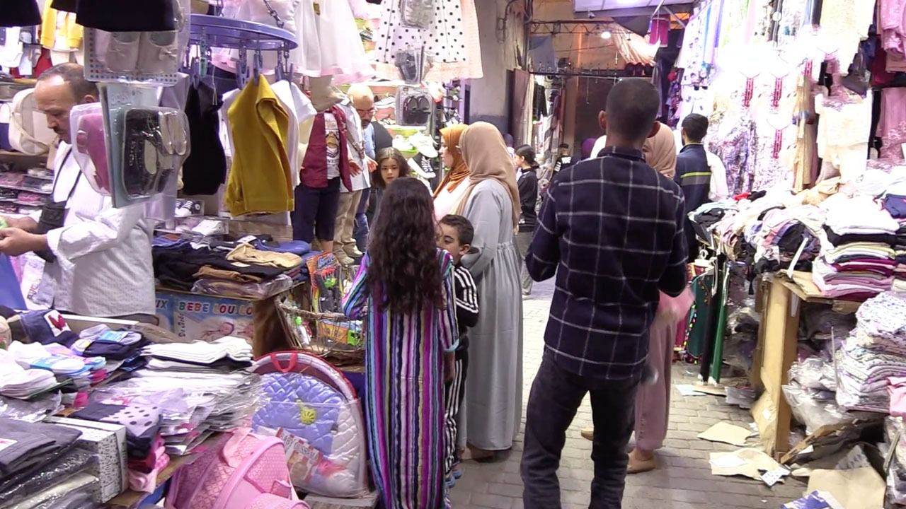 الغلاء يجبر الآباء على تقديم تنازلات لشراء “حوايج العيد” وتجار الملابس يضاعفون أرباحهم