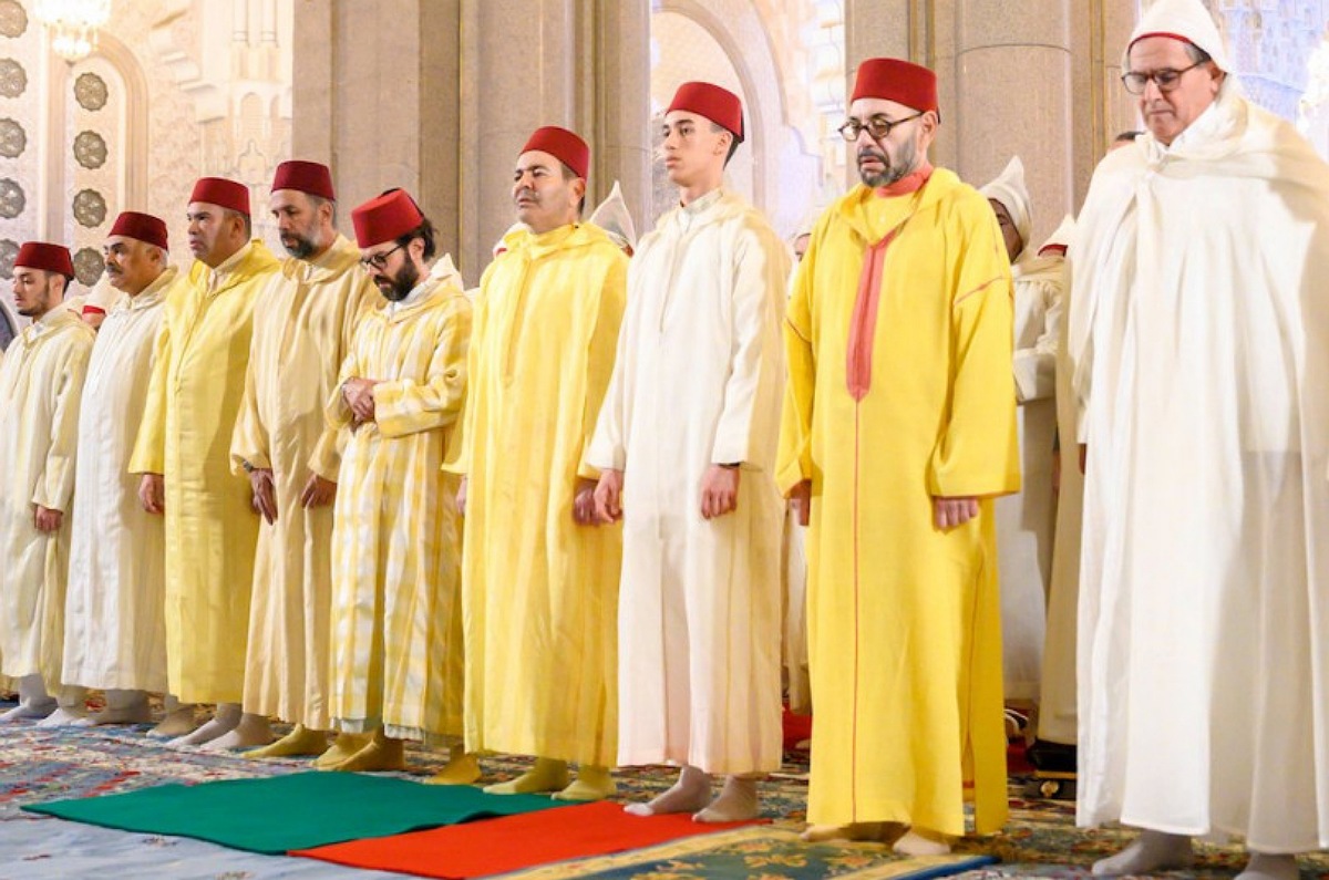 أمير المؤمنين يؤدي صلاة عيد الفطر بالمسجد المحمدي بالدار البيضاء ويتقبل التهاني