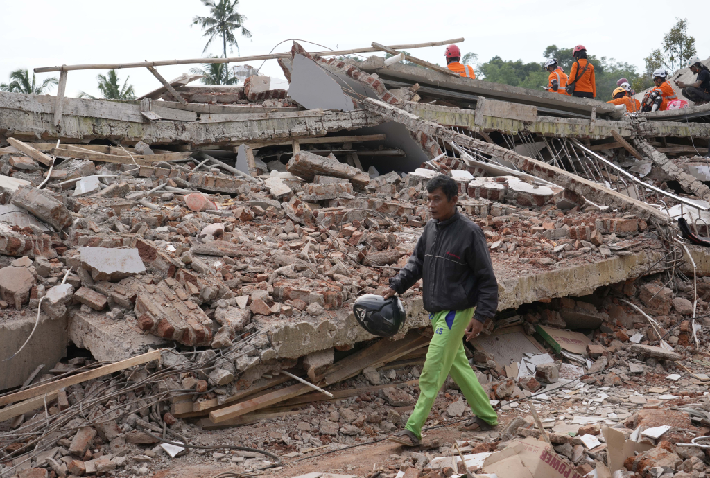 زلزالان يهزان إندونيسيا
