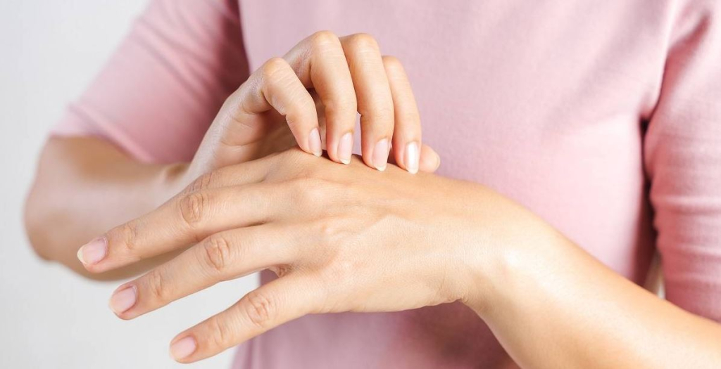 تسبب شعورا مزعجا لدى الأطفال والكبار.. هذه أنواع الحكة وأسبابها و7 نصائح للتعامل معها