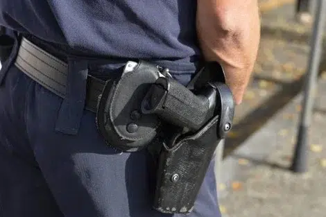 شرطي يستخدم سلاحه لإيقاف شخص هدد سلامة مواطنين بالسلاح الأبيض بفاس
