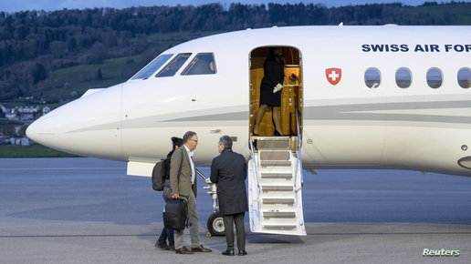 من أمام الطائرة العسكرية.. سفير سويسرا يروي قصة “الفرار من السودان”