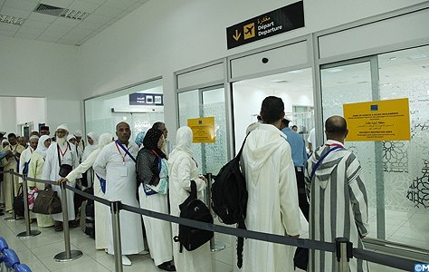 23 معتمرا بينهم نساء عالقون بمكة بعد تأخرهم عن وقت إقلاع الطائرة