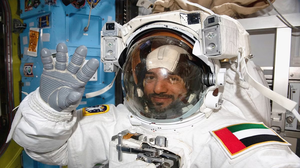 الإماراتي سلطان النيادي أول عربي يسير في الفضاء