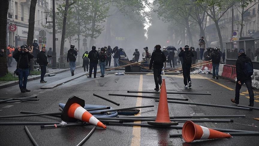 باريس: إصابة 406 شرطيين خلال مواجهات مع محتجين