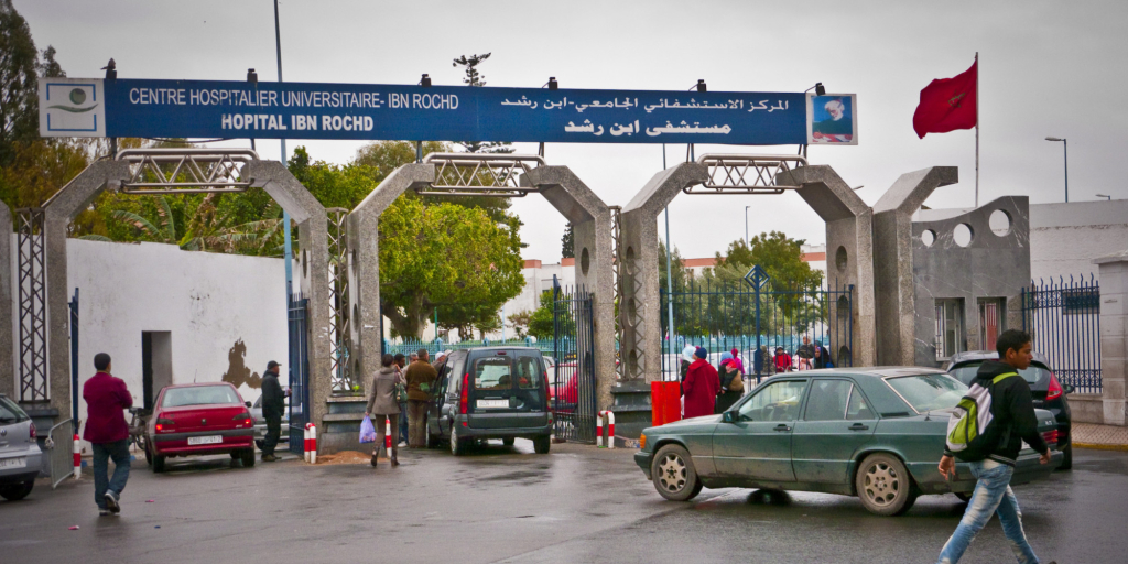 آيت الطالب يفتح تحقيقا بعد العثور على جثة رجل مسن فوق كرسي متحرك أمام المركز الاستشفائي ابن رشد