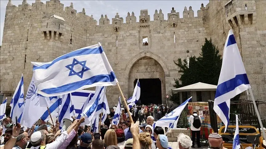 آلاف الإسرائيليين يشاركون بـ”مسيرة الأعلام” في باب العامود