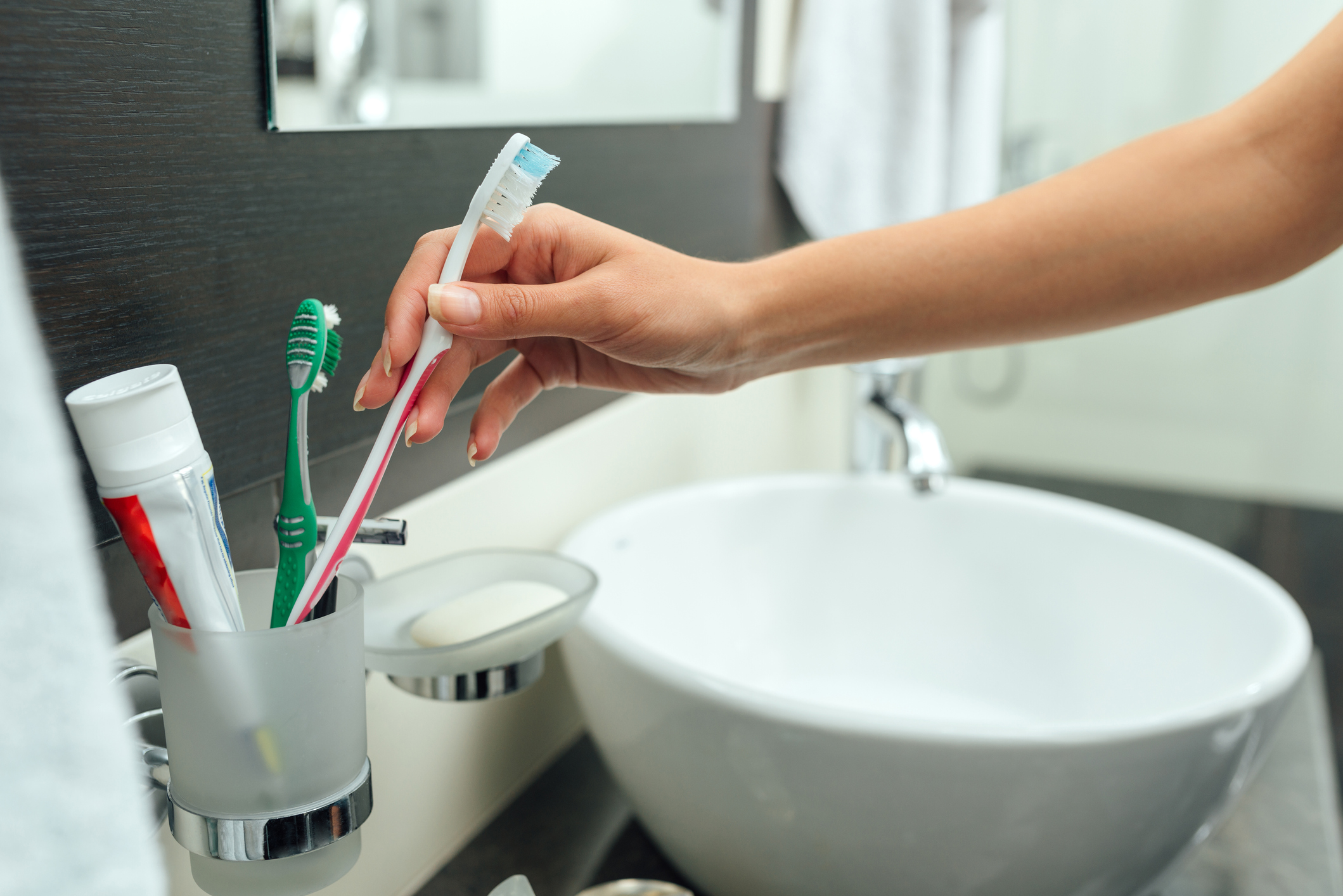 لماذا لا يجب عليك أن تترك فرشاة الأسنان في الحمام؟