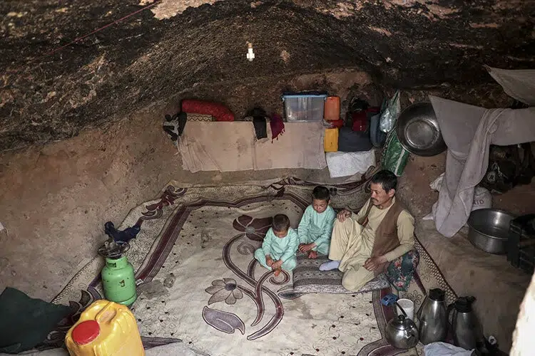 الكهوف مأوى آلاف الأفغان بعد تفاقم الأزمة الاقتصادية