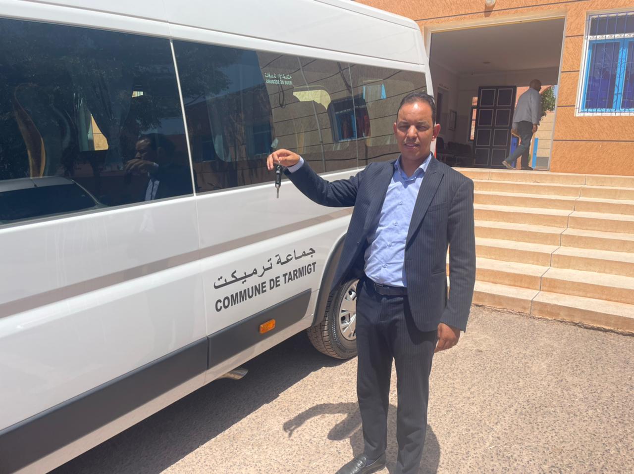 رئيس جماعة بورزازات يتخلى عن سيارة الخدمة المخصصة له لاقتناء حافلة لمواطني الجماعة