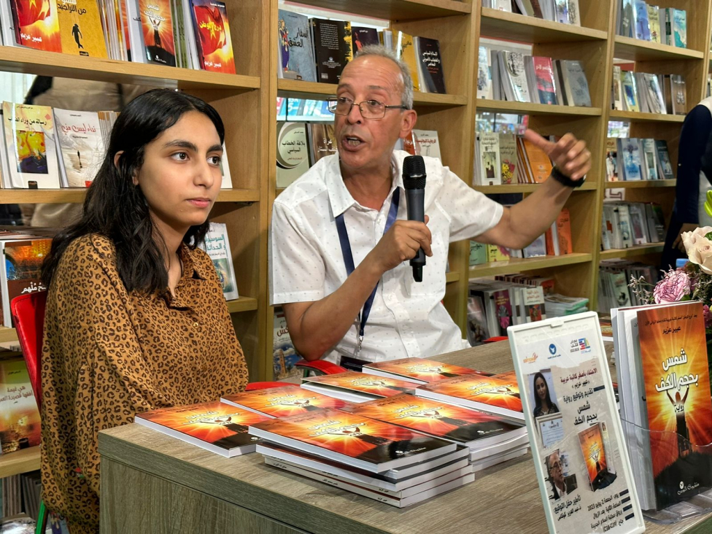 معرض الكتاب يحتفي بأصغر روائية عربية.. وكوكاس: عبير عزيم شعلة متقدة في زمن العتمة