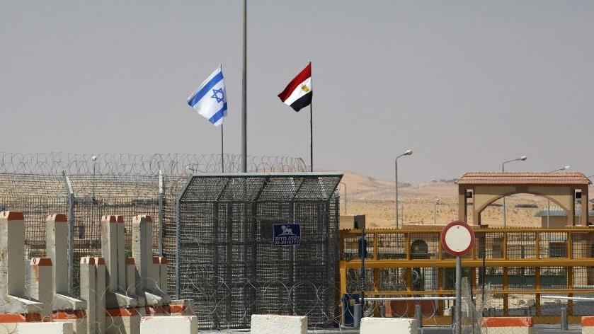 شرطي مصري يقتل 3 عسكريين إسرائيليين بعد دخوله من “معبر خاص” ومعه بندقية ومصحف