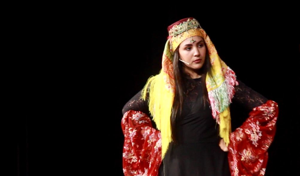 مسرحية “زمانهن” .. قصة امرأة تدبر خطة لملاحقة خطيبها نتيجة شكوكها وغيرتها