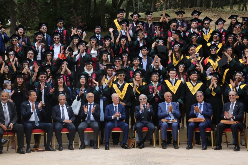 الإناث تُهمين على خريجي جامعة الأخوين