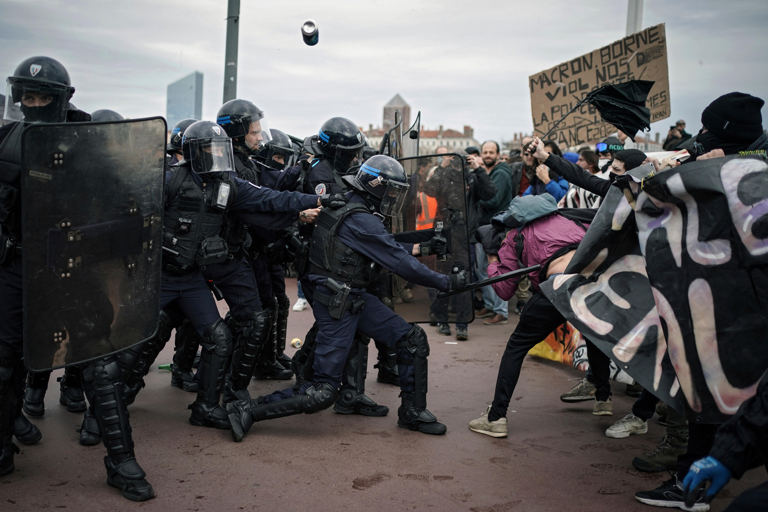 قلق أممي بسبب العنف المفرط المستخدم ضد المتظاهرين بفرنسا