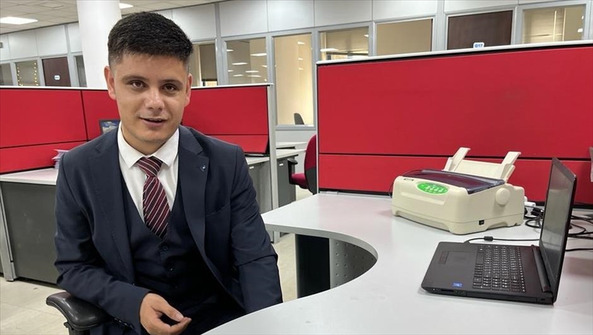 راشد.. أول كفيف عربي يقدم نشرة أخبار تلفزيونية