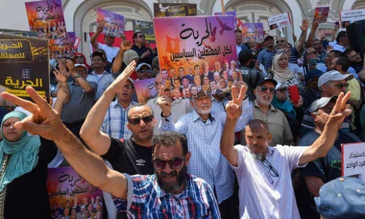 المعارضة التونسية تتظاهر للإفراج عن معتقلين سياسيين  