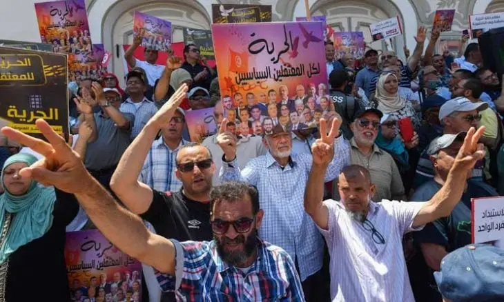 المعارضة التونسية تتظاهر للإفراج عن معتقلين سياسيين
