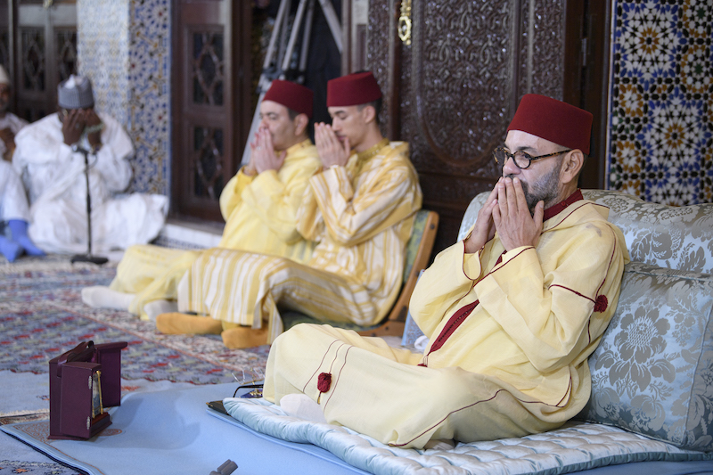 الملك يعزي أفراد أسرة المرحومة سمية بنخلدون العمراني