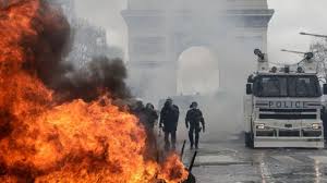 احتجاجات عنيفة متواصلة بباريس وتوقيف 150 شابا