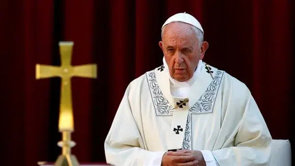 بابا الفاتيكان: أشعر بالغضب والاشمئزاز للسماح بحرق المصحف
