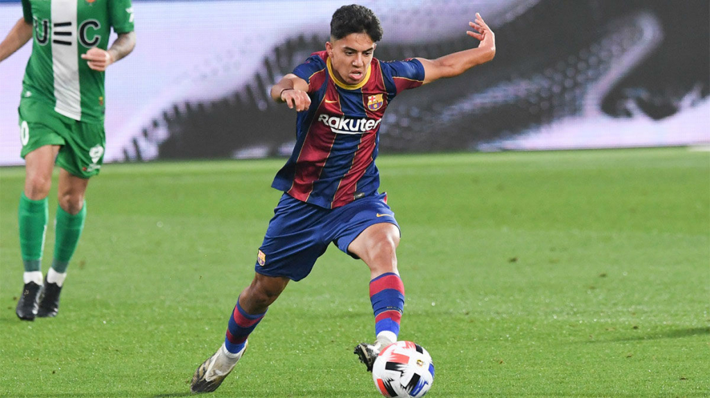 فياريال يضم المغربي أخوماش من برشلونة