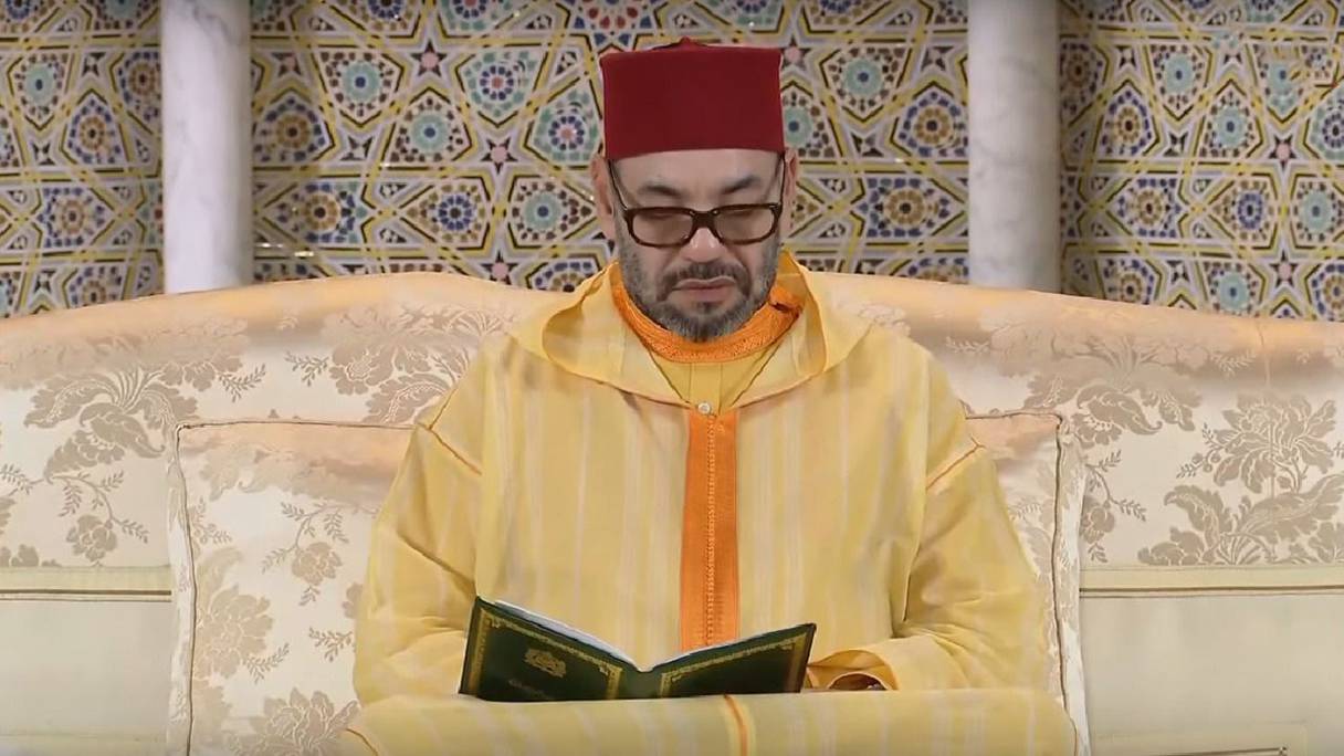 أمير المؤمنين يحذر من فتاوي “منحرفين” ويطالب العلماء بالتأثير الإيجابي في الناس عبر الوسطية و الاعتدال