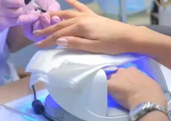 مجففات الأظافر المستخدمة في صالونات التجميل تعرض السيدات لخطر الإصابة بسرطان الجلد