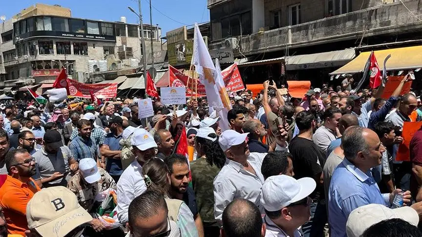 مسيرة شعبية تطالب بسحب قانون “الجرائم الإلكترونية” بالأردن