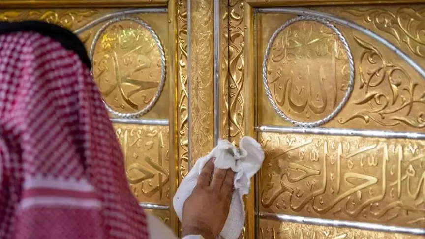 السعودية.. غسل الكعبة المشرفة بخليط ماء زمزم والورد