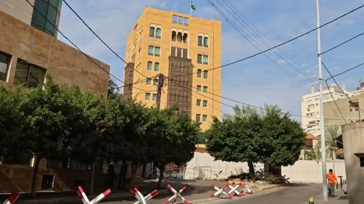 لبنان.. السفارة السعودية تدعو رعاياها “للمغادرة بسرعة”