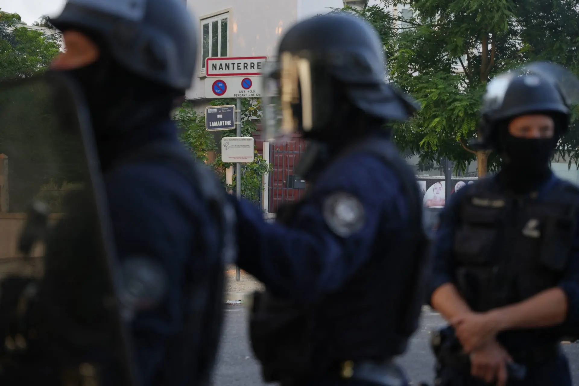 وضع 5 ضباط فرنسيين قيد الحراسة بعد مقتل شاب