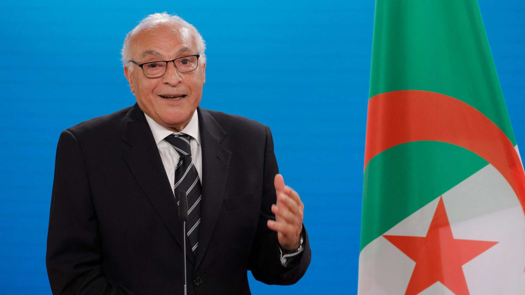وزير الخارجية الجزائري يُحرج بلاده من جديد بتحوير موقف واشنطن من قضية الصحراء المغربية