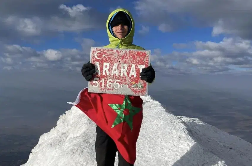 طفل مغربي يتسلق أعلى قمة جبلية في تركيا