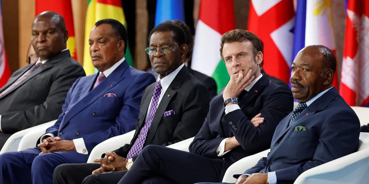 باريس المنبوذة في إفريقيا تضع ماكرون أمام سهام انتقادات 94 نائبا بمختلف الأحزاب الفرنسية