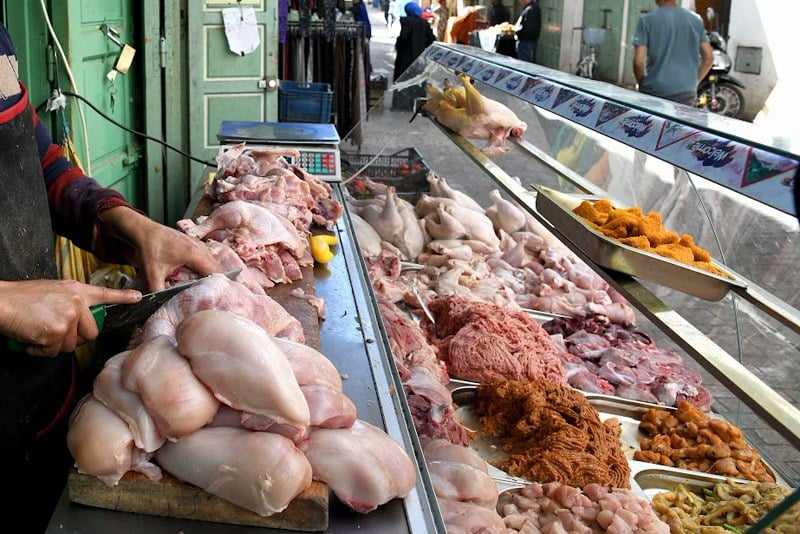 موجة الحرارة تُلهِب أسعار الدجاج بالأسواق المغربية والركود يُعمّق معاناة مهنيي الدواجن