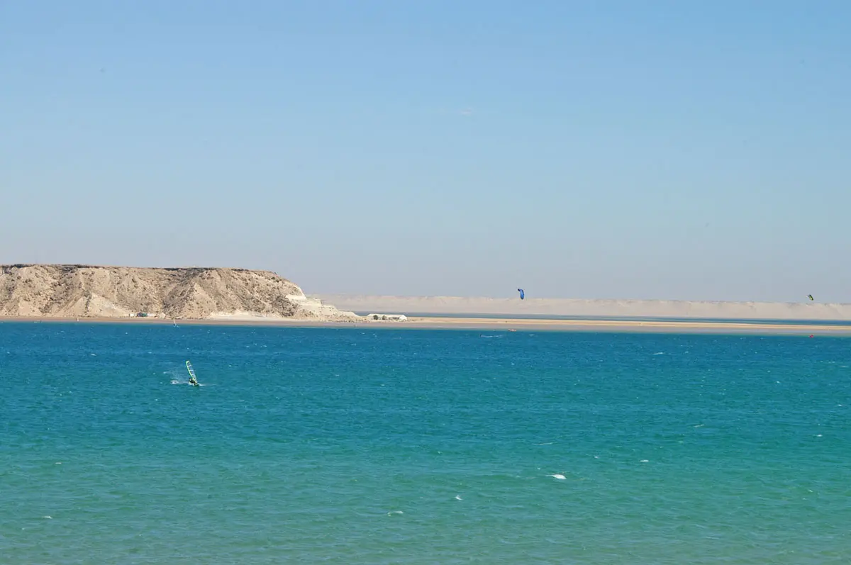 شاطئ “المسافر”.. زرقة مياه الخليج والرمال الذهبية يغريان المصطافين بإقليم وادي الذهب