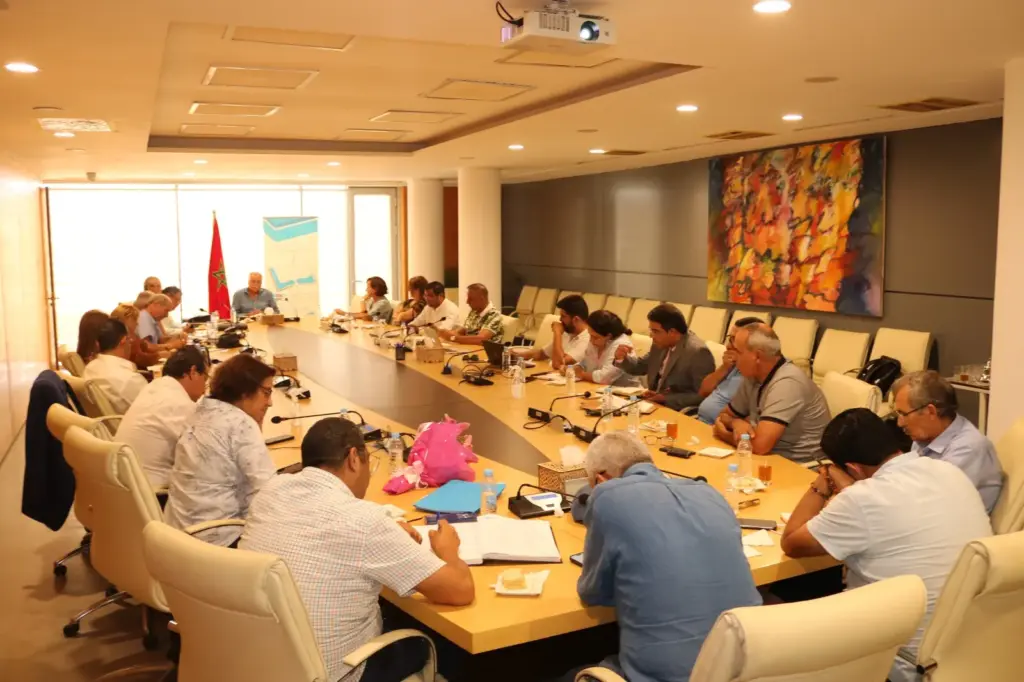 التقدم والاشتراكية يتهم الحكومة بخدمة لوبيات المصالح ويشيد بسرعة إنجاز الطريق السيار المائي