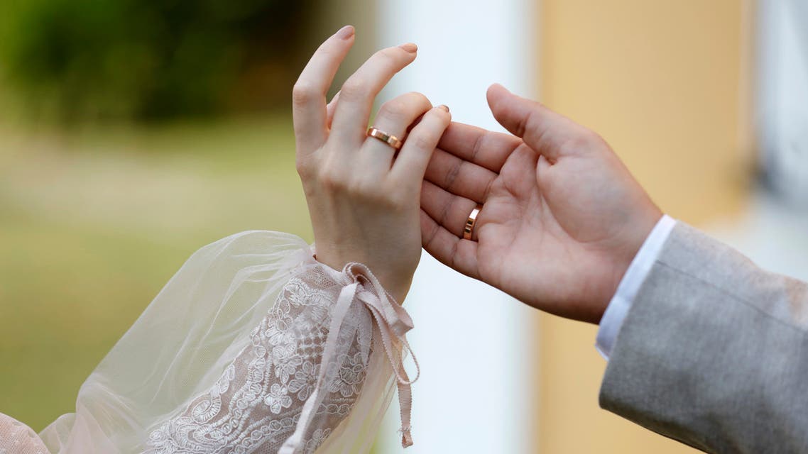 الحكومة تتدارس مشروع قانون لمنح الجنسية للزوج الأجنبي المتزوج بمغربية