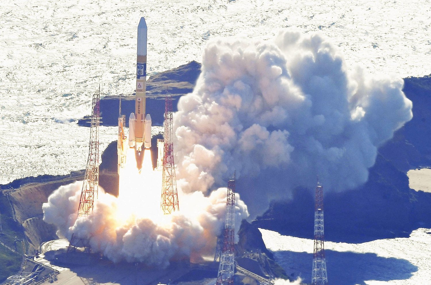 اليابان تطلق صاروخا يحمل مركبة للهبوط على القمر