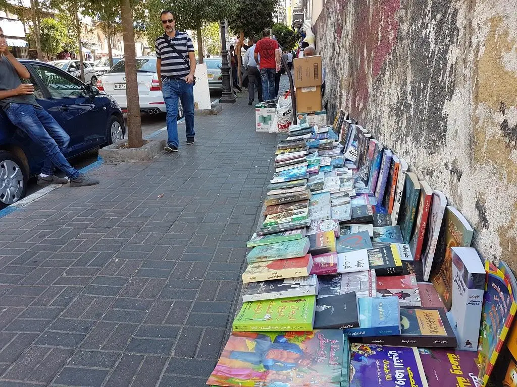 “سويقات أدبية” في الشوارع.. الكتاب بين مطرقة القرصنة وسندان الرقمنة