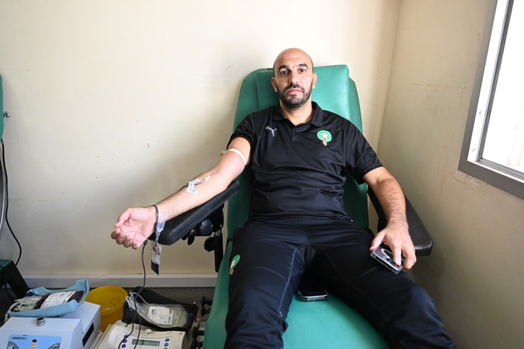لاعبو المنتخب المغربي يلبون النداء بأكادير وينخرطون في حملة التبرع بالدم لضحايا الزلزال