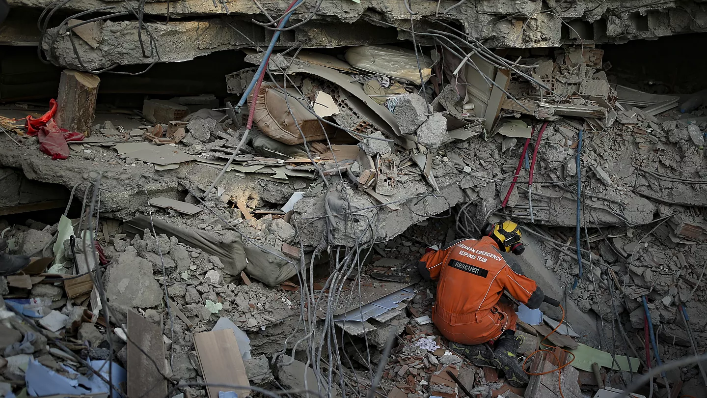 كم من الوقت يستطيع العالقون تحت الأنقاض الصمود بعد وقوع الزلزال؟